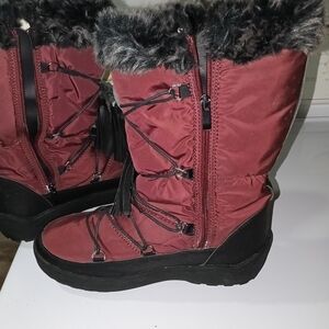 Women's Winter Boots in Burgundy and Black